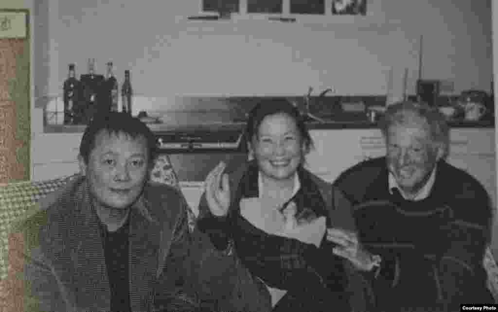 中国民运名人魏京生抵达美国后与美国人权人士伯恩斯坦合影,中间的女子为魏京生的妹妹魏姗姗。魏京生提到1971年9月他在当兵时从美国之音听到的消息。他说:“首先提到中国有一架专机,在外蒙古坠毁了。这肯定坐的大人物啊,能坐专机的有谁啊?不就仨人嘛,主席、林彪、总理。”“周总理,一看好像报纸上还登着呢,还每天……,咱们中国的这个特点就是大家从报纸上看谁消失了谁出现。周总理还在,林彪没出现,猜到了,林彪。”魏京生还说:“我们在部队的时候有个反革命小组织,就是林彪事件之后,大家觉得特奇怪,很多人都觉得这个共产党这不对劲儿啊,怎么能弄亲密战友啊,又是接班人的,怎么就给弄下去了?于是我们这些原来的老反革命,就在部队里开始串联,很快的形成一些小团体。当时这种老乡串老乡的团体啊,大家一议论说美国之音又说了什么了,你要不知道啊,你觉得特丢人。知道了以后,都觉得这是一个很重要的信息来源。这是一种言论自由的补充,大家就想听不同渠道来的不同的声音。” 