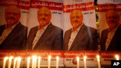 Arhiva - Sveće, koje su upalili demonstranti, postavljene ispred konzulata Saudijske Arabije u Istanbulu, 25. oktobra 2018.