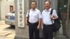 蔡瑛（左）、馬連順律師7月下旬到天津市公安局再次尋找被失踪的李和平律師。蔡瑛律師微博圖片