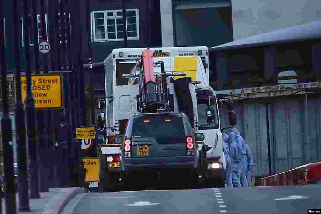 Van warna putih yang digunakan pelaku untuk menyerang para pejlanan kaki di London Bridge diangkut, 4 Juni 2017.