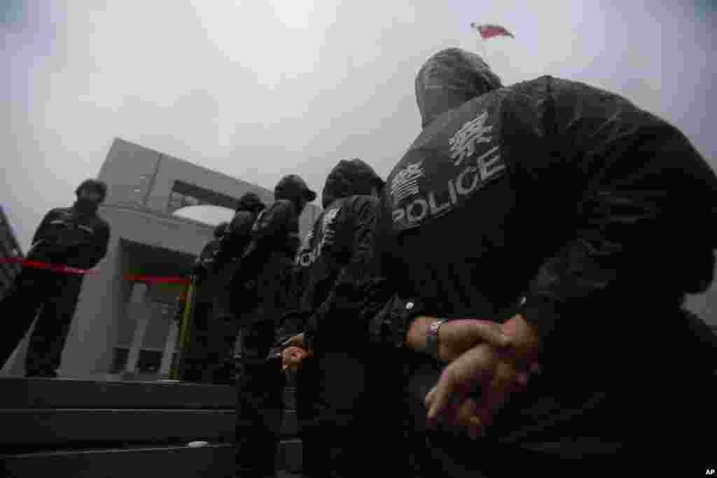 警察守卫着谷开来出庭受审的合肥市中级人民法院(2012年8月9日)。