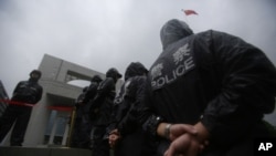 警察守卫着谷开来出庭受审的合肥市中级人民法院(2012年8月9日)