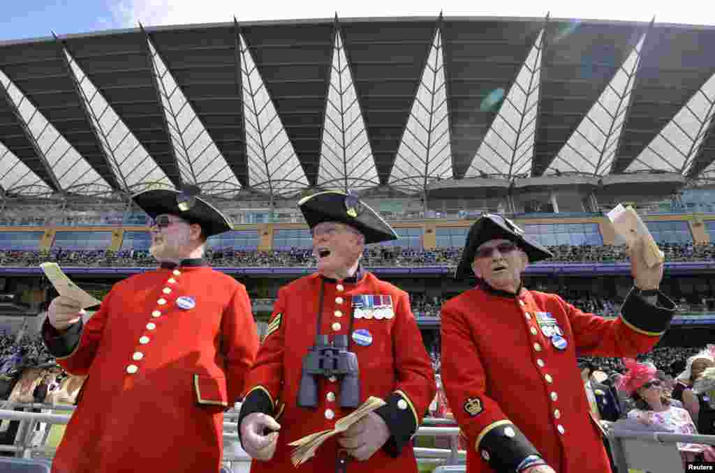 Para pensiunan Chelsea bereaksi pada hari keempat festival balap kuda Ascot di Ascot di Selatan Inggris. 