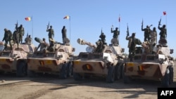 Des soldats tchadiens près de Gamboru au Nigéria à la frontière avec le Cameroon, après avoir repris la ville à Boko Haram le 1er février 2015. AFP PHOTO / MARLE