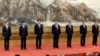 中共第19届中共中央政治局常委（从左至右）韩正、王沪宁、栗战书、习近平、李克强、汪洋、赵乐际同记者见面（2017年10月25日）。
