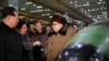 朝鲜领导人金正恩与朝鲜核武器研究人员交谈（资料照片）