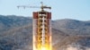 지난달 7일 북한 동창리 발사장에서 북한의 '광명성' 로켓이 솟아오르고 있다. 조선중앙통신 보도 사진.