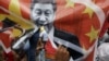 2020年6月24日星期三抗议者在印度艾哈迈达巴德举行的针对中国的抗议活动中撕碎中国国家主席习近平的宣传画并大喊口号。