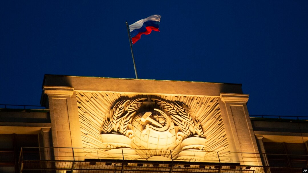 რუსეთის ეროვნული დროშა, რუსეთის სახელმწიფო სათათბიროს შენობაზე. 3 მარტი, 2019.