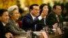中國總理李克強 (中) 在人大的記者會上（2015年3月15日）