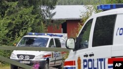 图为挪威警车7月28日停泊在嫌犯布雷维克农场前