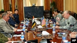 Le ministre irakien de la Défense, Khaled al-Obeidi, (à g.) et le général Martin Dempsey (à dr.) à Bagdad le samedi 15 novembre 2014