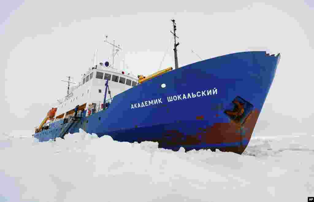 Kapal Rusia MV Akademik Shokalskiy, yang terperangkap di es tebal hampir sepekan lamanya di Antartika Timur (27/12). (AP/Australasian Antarctic Expedition/Footloose Fotography, Andrew Peacock) 