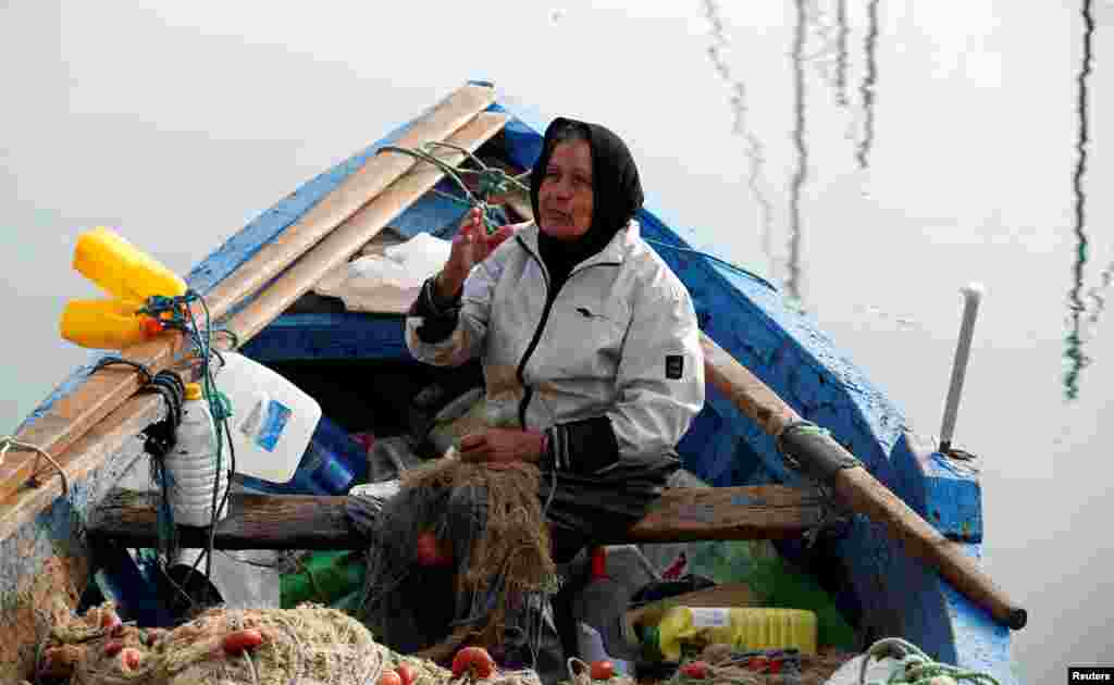 69 yaşındaki Chrifa Nimri Tunus'ta balıkçı. Nimri, "Balıkçılığa ilk başladığımda herkes bu işin erkekler için olduğunu söylüyordu. Şimdi ise herkes bana saygı gösteriyor ve kaptan diyor" diye konuşuyor.