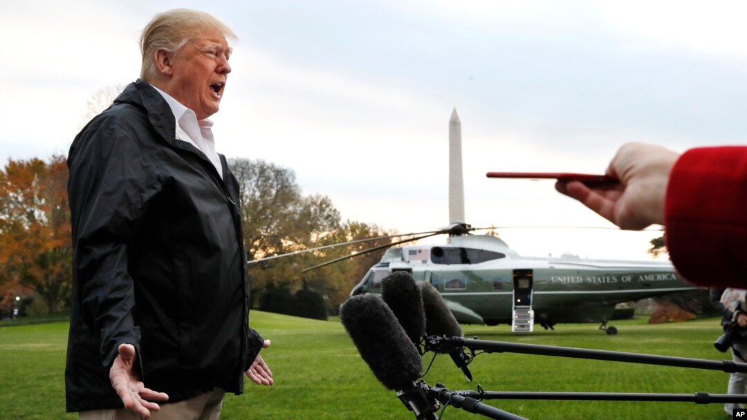 Predsednik Donald Tramp odgovara na pitanja novinara dok napušta Belu kuću, 17. novembra 2018. u Vašingtonu. (Foto: AP/Jacquelyn Martin)