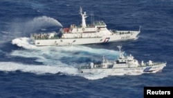 9月25日，在东海争议岛屿附近日台船只互射水炮(左为台方海防舰，右为日方海防舰)