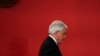 El presidente de Chile, Sebastián Piñera, se va al final de una ceremonia de presentación de su gabinete reorganizado, en el palacio presidencial de La Moneda. AP.
