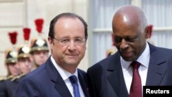 Presidente francês François Hollande (à esquerda) e o Presidente angolano José Eduardo dos Santos