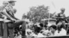 1965年10月30日，在印尼共产党政变未遂后，印尼军队逮捕共产党青年，押往监狱