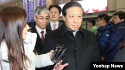 장예쑤이 중국 외교부 상무부부장이 15일 오후 인천공항을 통해 입국하며 기자의 질문을 받고 있다. 장 상무부부장은16일 임성남 한국 외교부 1차관과 '제7차 한·중 외교차관 전략대화'를 가질 예정이다.