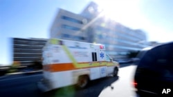 Una ambulancia llega al University Hospital de Newark donde la enfermera Kaci Hickox fue retenida en cuarentena por unos días antes de ser dada de alta el lunes.