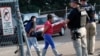 Dos personas son detenidas en una planta de Koch Foods Inc. en Morton, Mississippi, el miércoles 7 de agosto de 2019.