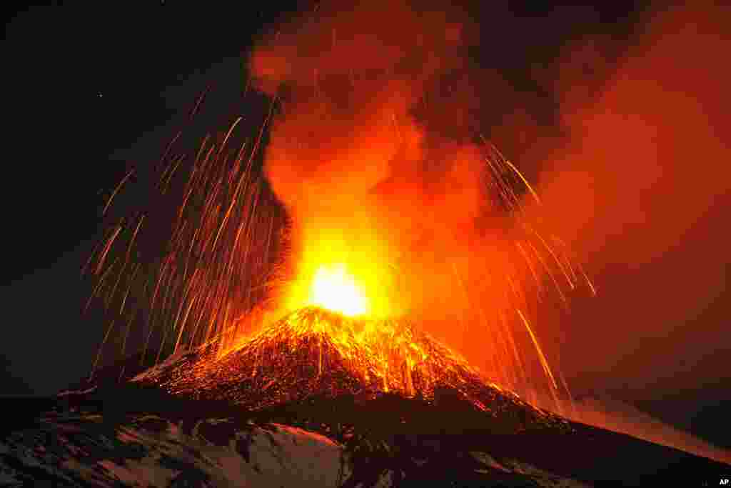 Gunung Etna, gunung berapi paling aktif di Eropa meletus dan memuntahkan lava, foto diambil dari kota Acireale, dekat kota Catania, Sisilia, Italia (16/11). 