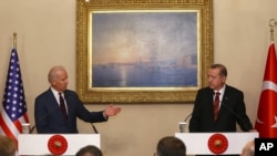 Le vice-président américain Joe Biden, à gauche, et le président turc, Recep Tayyip Erdogan, s’adressant aux journalistes lors d'une conférence de presse conjointe à Istanbul, en Turquie, samedi 22 novembre 2014.