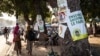 Des écolières défilent devant les affiches de la campagne présidentielle, à Ouagadougou le 6 novembre 2020, lors de la campagne présidentielle avant les élections présidentielles du 22 novembre 2020.