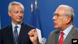 El ministro de Finanzas francés, Bruno Le Maire, izquierda, en conferencia de prensa conjunta con el secretario general de la Organización para la Cooperación y el Desarrollo Económicos, Ángel Gurría, en París, el jueves 29 de agosto de 2019.