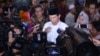 Presiden Jokowi di Istana Kepresidenan Bogor, hari Selasa (28/6) malam menegaskan peredaran vaksin palsu adalah sebuah kejahatan luar biasa. (VOA/Andylala).