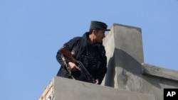 Un miembro de la fuerza de seguridad afgana realiza guardia en el sitio de un ataque suicida en Kabul, Afganistán, el sábado, 28 de noviembre de 2015.

