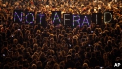 Un rassemblement à Paris pour protester contre la tuerie dans les bureaux de Charlie Hebdo (AP)