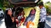 Luis Brito, conocido como el Mago de las Flores, muestra un arreglo floral preparado para el funeral de José José, en Miami. 4 octubre 2019.