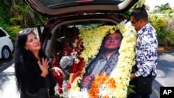 Luis Brito, conocido como el Mago de las Flores, muestra un arreglo floral preparado para el funeral de José José, en Miami. 4 octubre 2019.