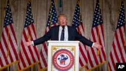 Donald Trump habló en una cena en el Club Mar-A-Lago, en Palm Beach, Florida, el domingo, 20 de marzo de 2016.