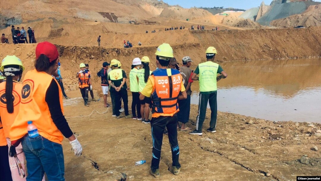 ဖားကန့် ကျောက်စိမ်းလုပ်ကွက် မြေစာပြိုကျတဲ့နေရာမှာ ကယ်ဆယ်ရေးလုပ်နေတဲ့ မြင်ကွင်း။ (ဒီဇင်ဘာ ၁၉၊ ၂၀၂၁။ ဓာတ်ပုံ - CJ)