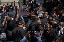 Dolientes asisten al funeral de George Floyd en Houston