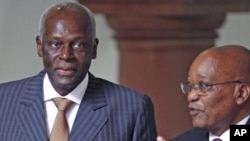 O presidente José Eduardo dos Santos com Jacob Zuma, da África do Sul, durante um encontro em 2010.