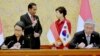 Presiden Joko Widodo dan Presiden Republik Korea Park Geun-hye menyaksikan penandatangaan kerjasama menteri luar negeri kedua negara di Seoul (16/5). (Foto: Biro Pers Kepresidenan)