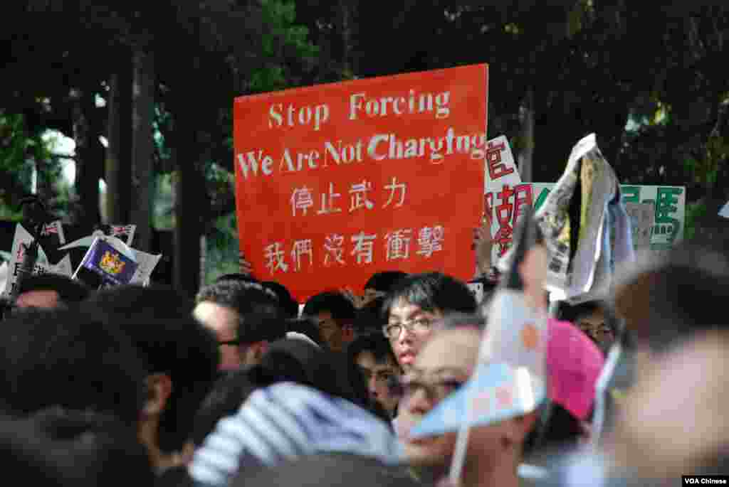 遊行人士高舉標語,抗議香港警方最近對示威者過份使用武力