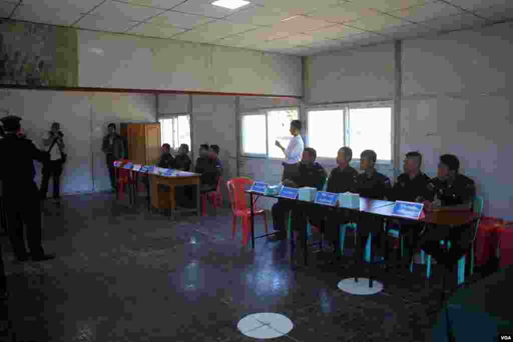 တောင်ပြိုလက်ဝဲစခန်းတွင် လူဝင်မှုကြီးကြပ်ရေးဆိုင်ရာလုပ်ငန်းများ ဆောင်ရွက်ရန် ပြင်ဆင်ထားသည့် မြင်ကွင်းတခု