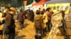 市民在學民思潮絕食帳篷前排隊留言（美國之音海彥拍攝）