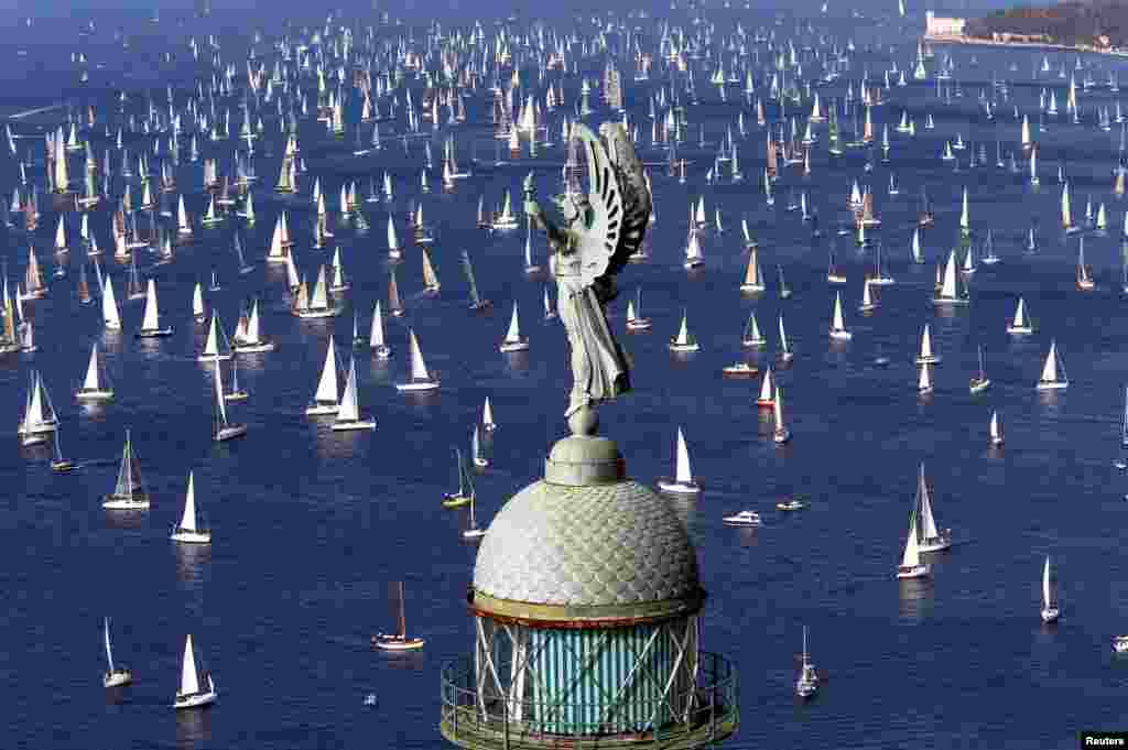 Ribuan perahu layar mengikuti lomba layar tahunan &#39;Barcolana regatta&#39; di pelabuhan Trieste, Italia.