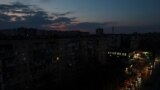 Жилые здания во время перебоев в подаче электроэнергии из-за ночной атаки беспилотника в Одессе, Украина, 19 февраля 2025 года.