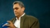 ARCHIVO - El ex ministro de Defensa de Venezuela, Raúl Baduel, lee la constitución venezolana antes de hablar con los medios de comunicación en Caracas el 5 de noviembre de 2007.
