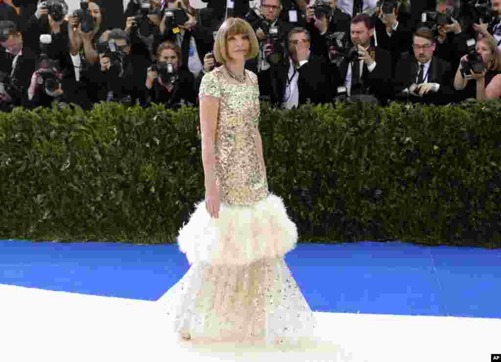 《时尚》杂志美国版主编安娜·溫特(Anna Wintour)。电影《穿普拉达的女王》中女老板的原型。