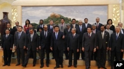 2014年10月24日，中国国家主席习近平(中)参加亚洲基础设施投资银行签字仪式