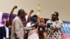 Le groupe lauréat recevant son trophée, Bobo Dioulasso, le 4 octobre 2020 (VOA/Lamine Traoré)