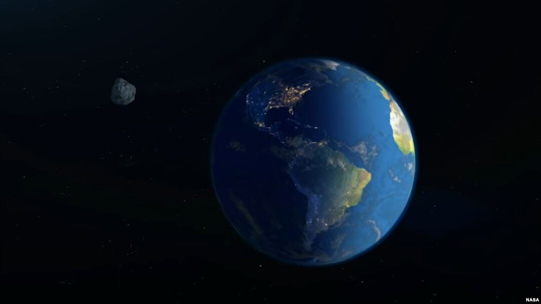 Snimak NASA-e ilustruje koliko će daleko asteroid 1998 OR2 biti daleko od Zemlje kada prođe pored naše planete. Naučnici kažu da će 2 kilometra široki asteroid proći na razdaljini od 6,3 miliona kilometara od Zemlje. (Foto: NASA)
